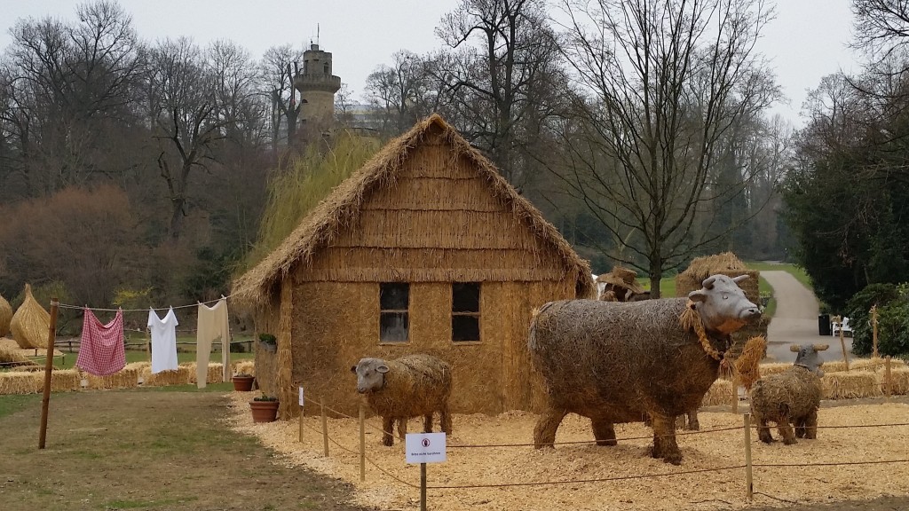 Straw Sculpture Straw House with animals - SS