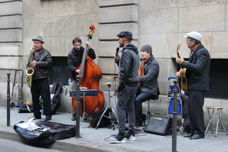 Street musicians Wendy Experience Paris - tips from a traveling artisan