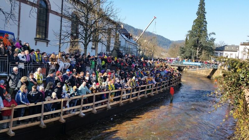 125206 crowd on river Gemma Schramberg Fastnacht Boat Race and Parade