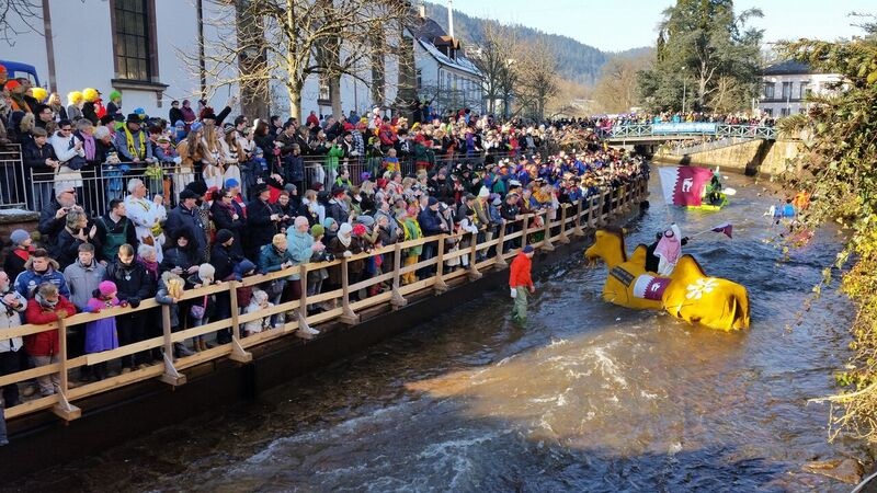 131448 crowd on river Gemma Schramberg Fastnacht Boat Race and Parade