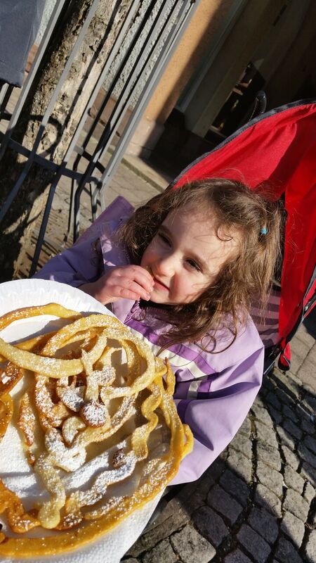 134601 daughter eating food Gemma Schramberg Fastnacht Boat Race and Parade